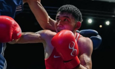 Работавший курьером казахстанец сразится с олимпийским чемпионом по боксу из Узбекистана 