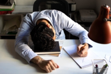 Зумеры признались — срочные поручения старших коллег доводят до выгорания