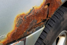 Раскрыты способы защитить кузов от ржавчины осенью — машина будет как из салона даже спустя годы