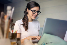 Действительно ли очки с фильтром синего света полезны для глаз? Офтальмолог дал ответ