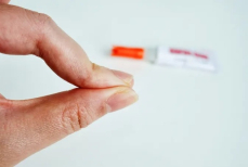 Пальцы от суперклея больше не склеиваются. Эот совет работает моментально