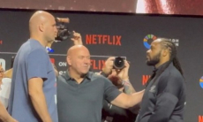 Казахстанский супертяж провёл первую дуэль взглядов перед боем в андеркарде у «Канело». Видео