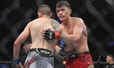 Известный казахский боец уволен из UFC