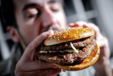 Врач объяснила, чем опасен фастфуд в дождливые дни