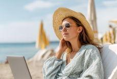 Почему работа в отпуске вредит здоровью — ответ врача