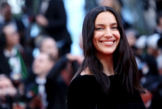 Ирина Шейк показала идеальную фигуру в облегающем платье. Фото