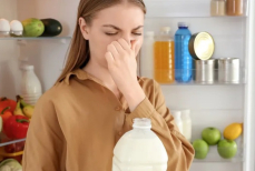 Почему портится молоко в холодильнике