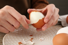 Почему нельзя варить только что купленные или собранные яйца?