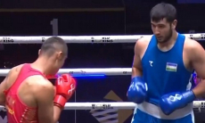 Разгромом с двумя нокдаунами закончился бой казаха и «наследника Джалолова» за финал ЧМ-2025