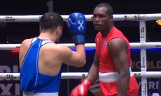 Боксер из Казахстана сенсационно победил двукратного олимпийского чемпиона