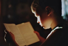 Почему важно читать перед сном — неочевидная польза книг