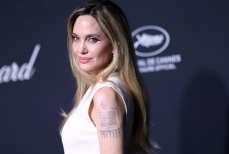 Анджелина Джоли произвела фурор, появившись на премьере в роскошном образе. Фото