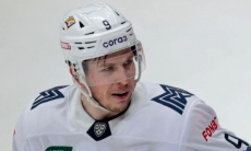 Хоккеист сборной Казахстана спас ворота рукой в матче КХЛ. Видео