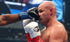 «Делает так, что толпа сперва недовольно гудит, а затем замолкает — потому что все уснули». Казахстанского нокаутера обвинили в «антибоксе»