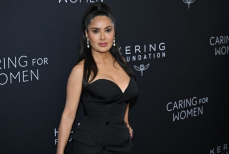 Сальма Хайек произвела фурор, выйдя на ковровую дорожку в роскошном платье. Фото