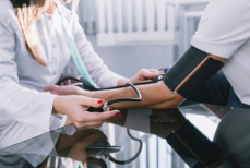 Названа лучшая поза для измерения артериального давления