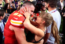 Звездный жених Тейлор Свифт признался, что заплакал, когда делал предложение певице