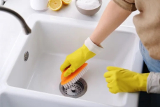 Как отмыть раковину на кухне от желтых пятен народными методами