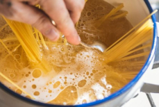 Распространенная ошибка, которую делают почти все во время варки макарон