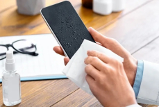 Как очистить смартфон после общественных мест