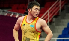 Узбекистанский борец сделал казахстанцу «подарок» после разгрома на ЧМ-2025