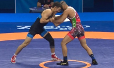 Разгромом обернулась схватка казахстанца за медаль ЧМ-2025 по борьбе