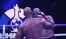 Главный бой вечера бокса за титул WBC завершился тяжелым нокаутом супертяжа. Видео