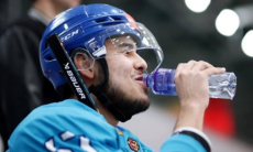 «Лучший опыт в моей жизни». Хоккеист из Казахстана собрался в заокеанскую лигу