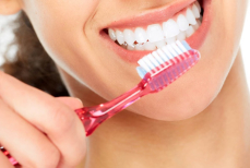 Стоматолог предупредил — отбеливающие пасты допустимо применять не более двух месяцев