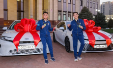 Братьям Сабырхан подарили квартиры и машины за «золото» ЧМ-2025 по боксу