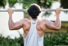 Назван простой способ снять боль и напряжение в спине на турнике — лучше любого тренажера