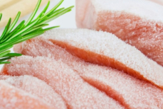 «Никакой микроволновки». Автор кулинарной книги озвучила грамотный способ разморозки мяса