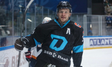 «Он помогал им». В клубе КХЛ выделили игрока «Барыса»