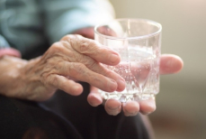 Врачи назвали напиток, который разрушает кости после 60 лет