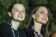 Дочь Джоли удивила публику стилем в духе 90-х, как у её матери