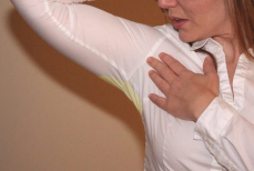 Как легко вывести пятна от пота c одежды — проверенный способ