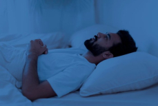 Врач назвал причины появления пугающего ночного симптома