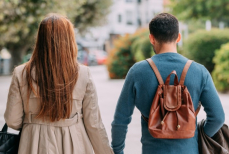 Опрос показал, что зумеры стали реже выходить на улицу