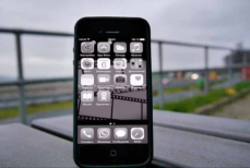 Офтальмолог предупредила об опасности тёмного режима на смартфоне