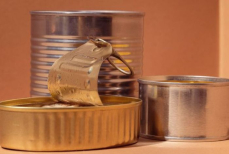 «Немедленно выбрасывайте». Назван признак у консервов с угрозой для здоровья