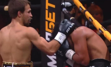 Нокаутом закончился бой непобежденного боксера из Казахстана за титул. Видео