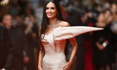 Деми Мур вышла в свет в роскошном макси-платье. Фото