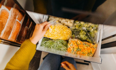 Названы пять продуктов, которые опасно готовить прямо из морозилки