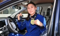 Казахстанской боксерше подарили машину после победы на ЧМ-2025