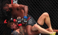 Сенсационным финишем после камбэка обернулся бой экс-соперника Шавката Рахмонова в UFC. Видео