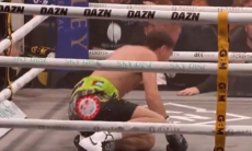 Камбэк после тяжелого нокдауна лишил чемпиона титула в главном бою вечера бокса. Видео