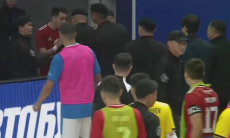 Массовая потасовка произошла во время суперматча чемпионата Казахстана. Видео