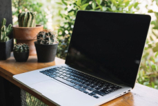 Киберэксперт объяснил, нужно ли заклеивать камеру ноутбука