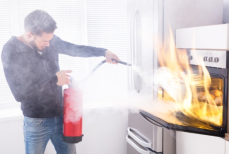 Как потушить пожар на кухне и не навредить себе