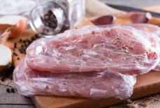 Воды не надо. Назван самый небанальный способ быстро разморозить мясо